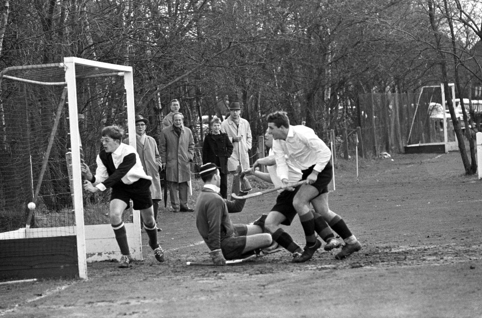 Hockey Amsterdam tegen Leiden 3-1, Charles Koster van Voorhout scoort voor Amst…, Bestanddeelnr 918-9080