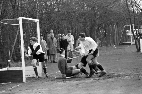 Hockey Amsterdam tegen Leiden 3-1, Charles Koster van Voorhout scoort voor Amst…, Bestanddeelnr 918-9080