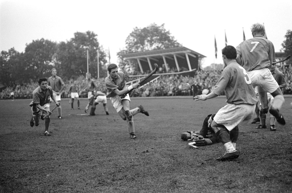 Hockey Nederland tegen Frankrijk, het vierde doelpunt Keyzer (midden) de Franse , Bestanddeelnr 914-4750