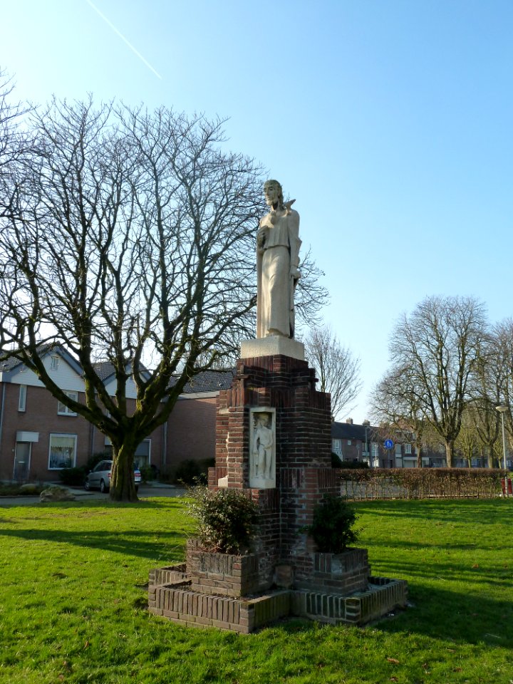 Hoensbroek-Heilig Hartbeeld op Kerkplein (7)