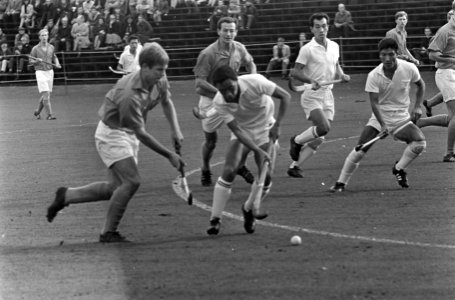 Hockey Nederland tegen Japan 0-1. H. Spits (links) in duel met Japanner, Bestanddeelnr 920-7641