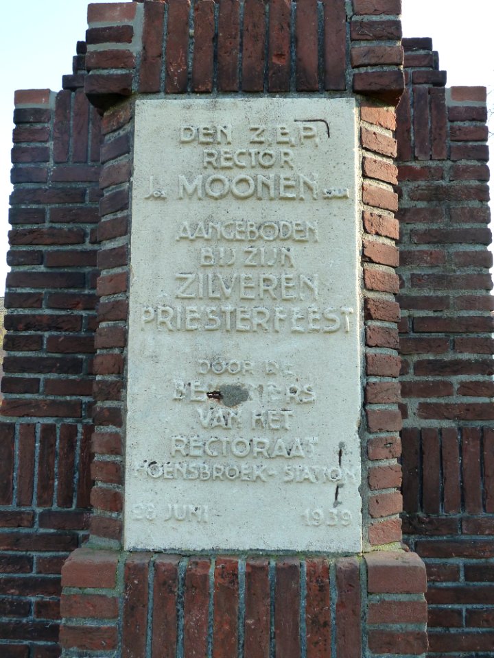 Hoensbroek-Heilig Hartbeeld op Kerkplein (4)