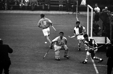 Hockey Nederland tegen Japan Spelmoment doel Japanners, links loopt Zwarts (Hol, Bestanddeelnr 915-5418