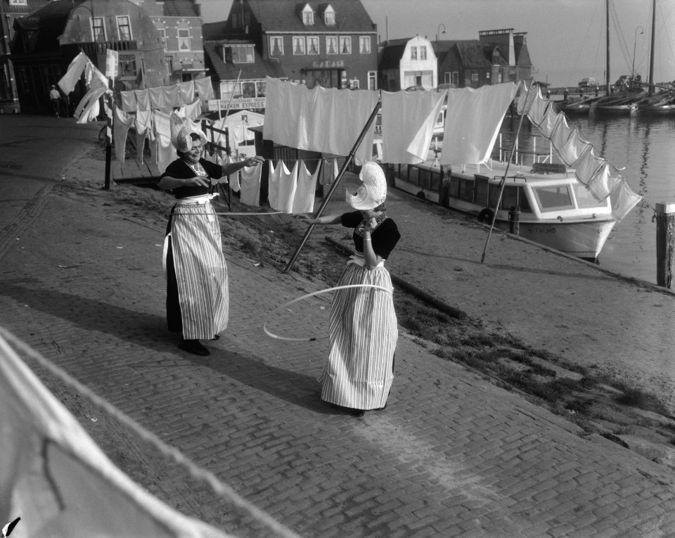 Hoelahoep rage in Volendam, Bestanddeelnr 909-9347
