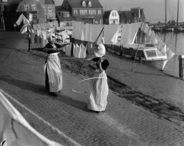 Hoelahoep rage in Volendam, Bestanddeelnr 909-9347