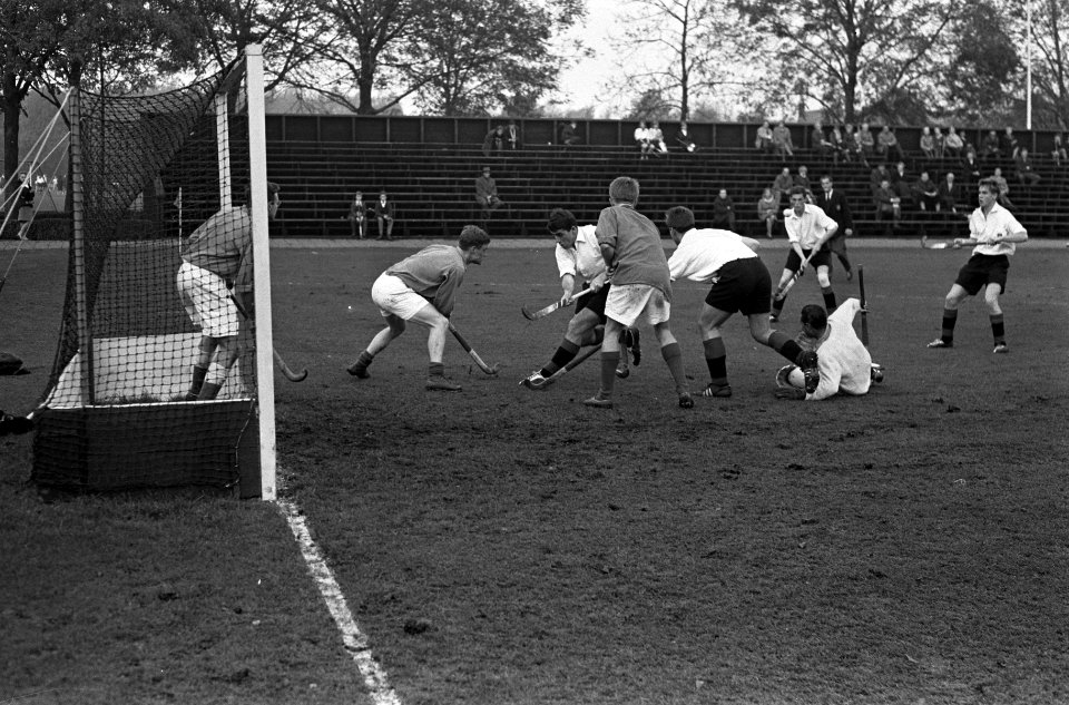 Hockey Amsterdam tegen Kampong. Spelmoment rechts keeper F. R. Toft van Kampong, Bestanddeelnr 915-6984