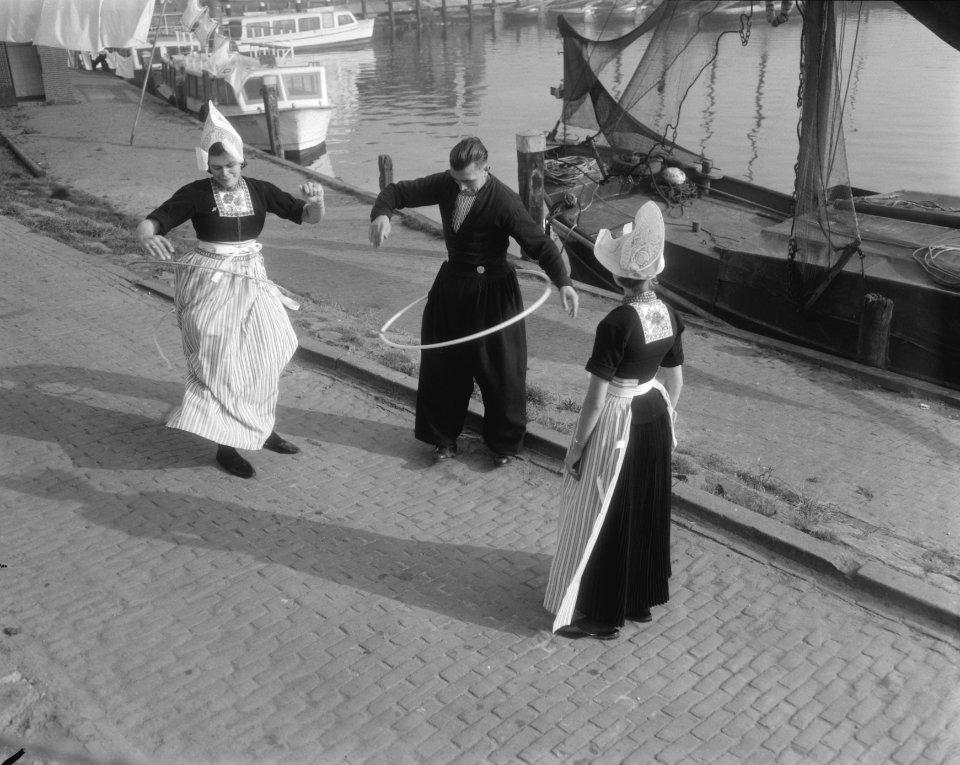 Hoelahoep rage in Volendam, Bestanddeelnr 909-9349