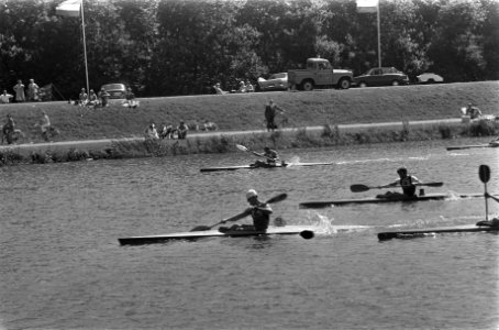 Hoekstra (links voor) won de K-1 1000 m Wittenburg (achter) en Verhaert (rechts, Bestanddeelnr 922-6217