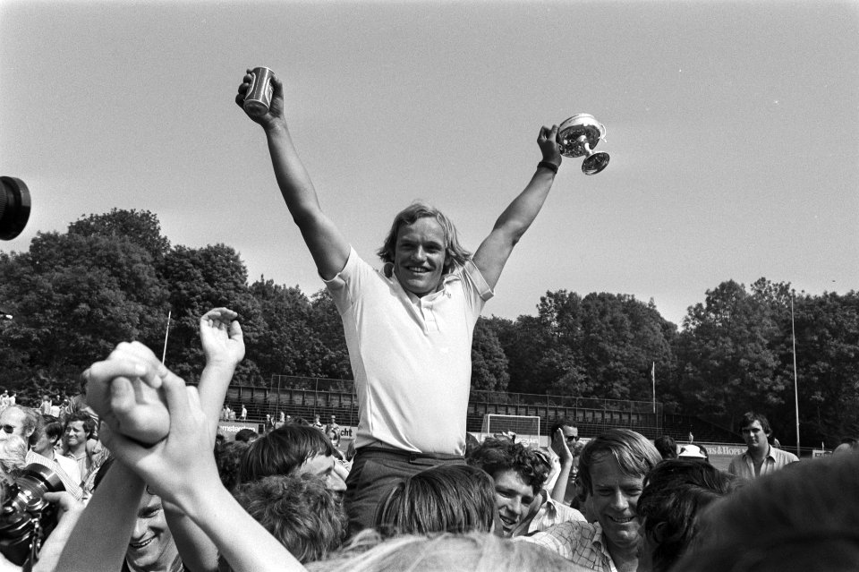Hockey Amsterdam tegen HCKZ 1-4, HCKZ kampioen trainer Joost Bellaart op de sch, Bestanddeelnr 929-7557