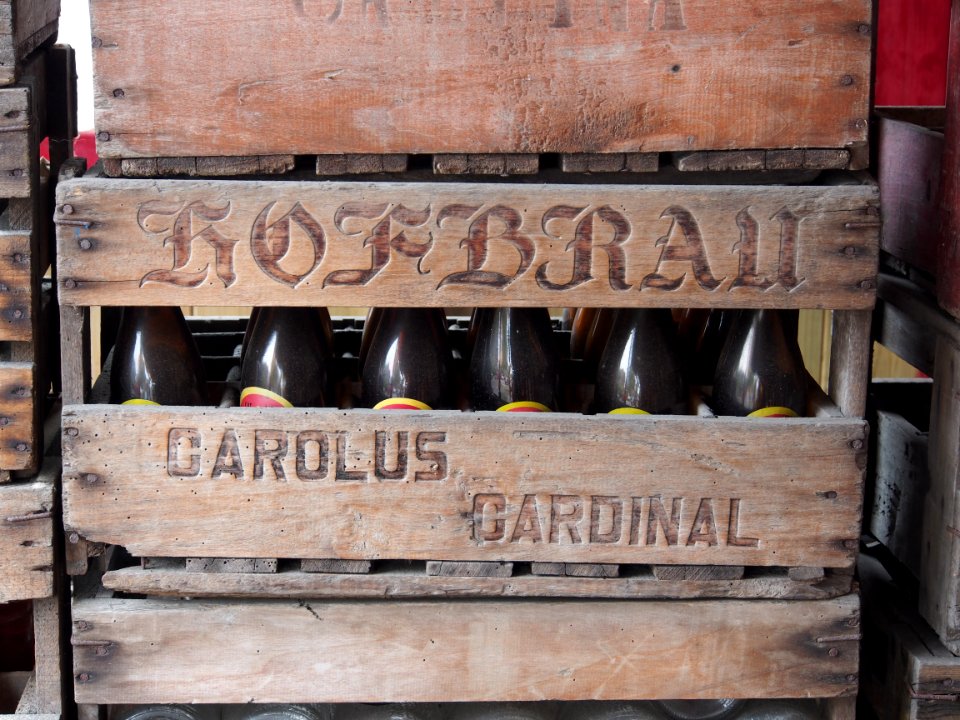 Hofbrau Carolus Cardinal krat, emaille reclamebord, Bier Reclamemuseum