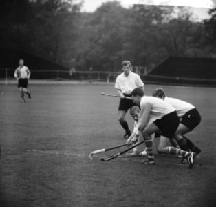Hockey Amsterdam tegen Hilversum 4-1 Grondwerk voor Hilversumdoel, Bestanddeelnr 915-6501