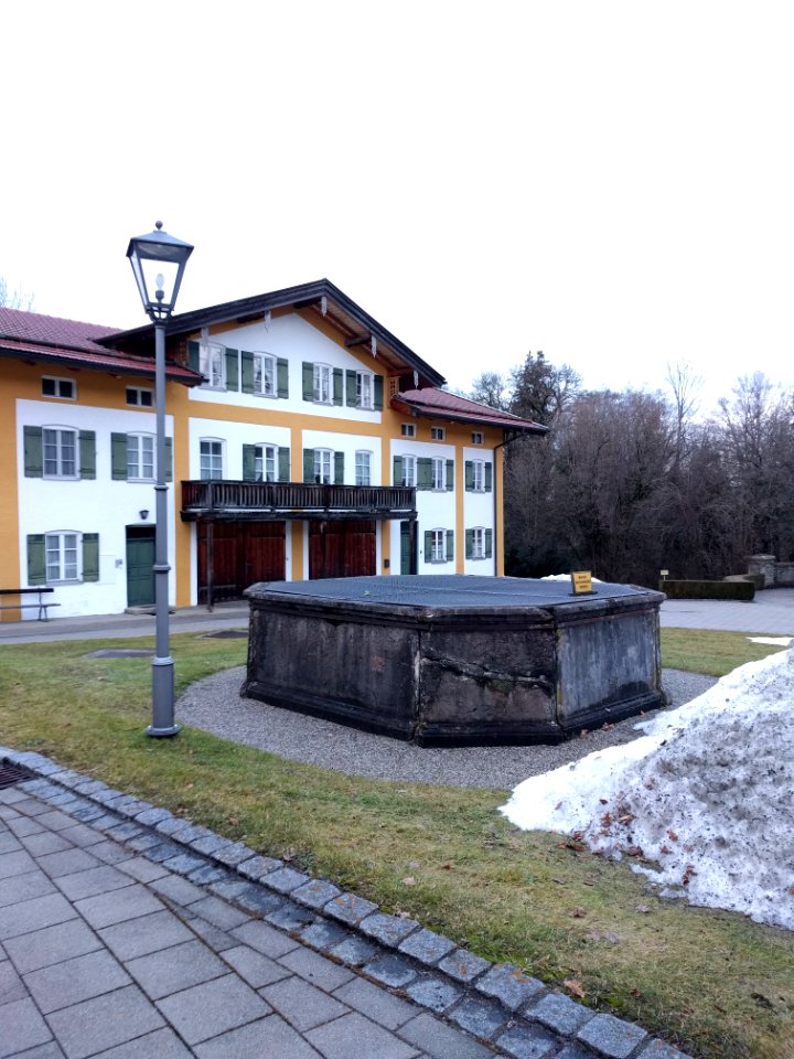Hofbrunnen Schloss Wildenwart 01