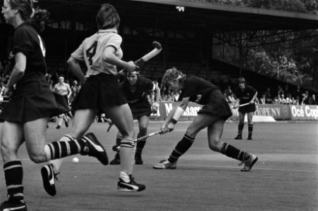 Hockey dames Amsterdam tegen HCG 3-2 Amsterdam kampioen Helen van der Ben (r) , Bestanddeelnr 932-9864