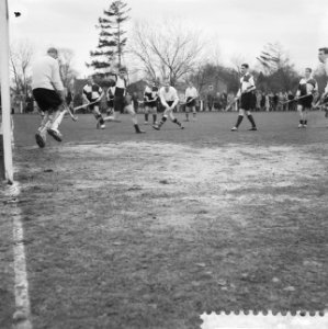Hockey Laren tegen Union 3-2 Keeper Span stopt de bal, Bestanddeelnr 912-2974