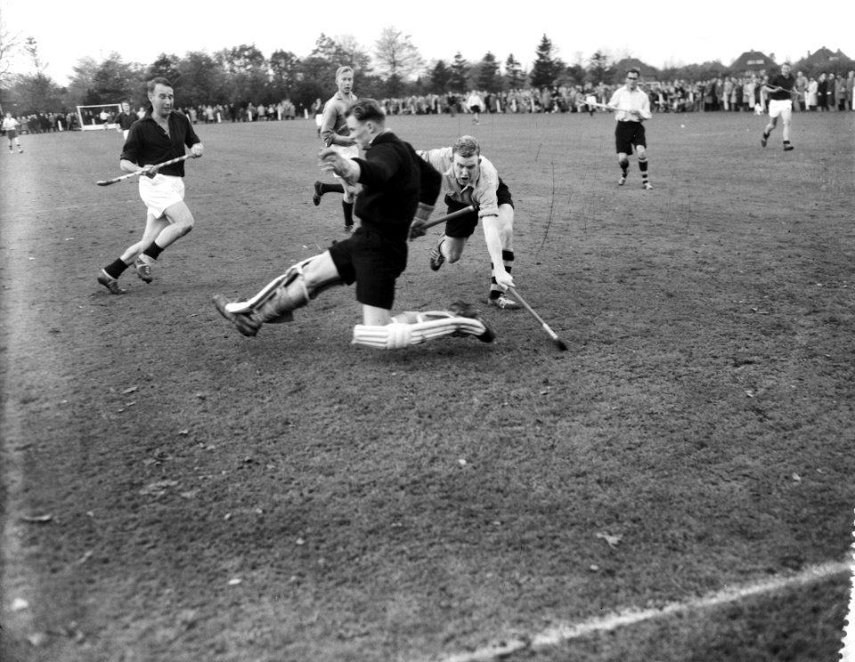 Hockey Laren tegen TOGO 1-1, Van Erven Dorens (Laren) in duel met keeper de Graa, Bestanddeelnr 909-9621