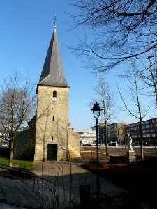 Hoensbroek-Heilig Hartbeeld naast Sint-Janskerk (5)
