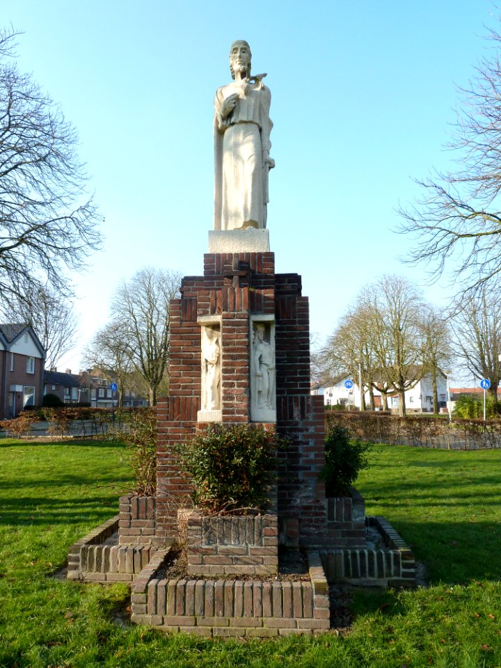 Hoensbroek-Heilig Hartbeeld op Kerkplein (8)