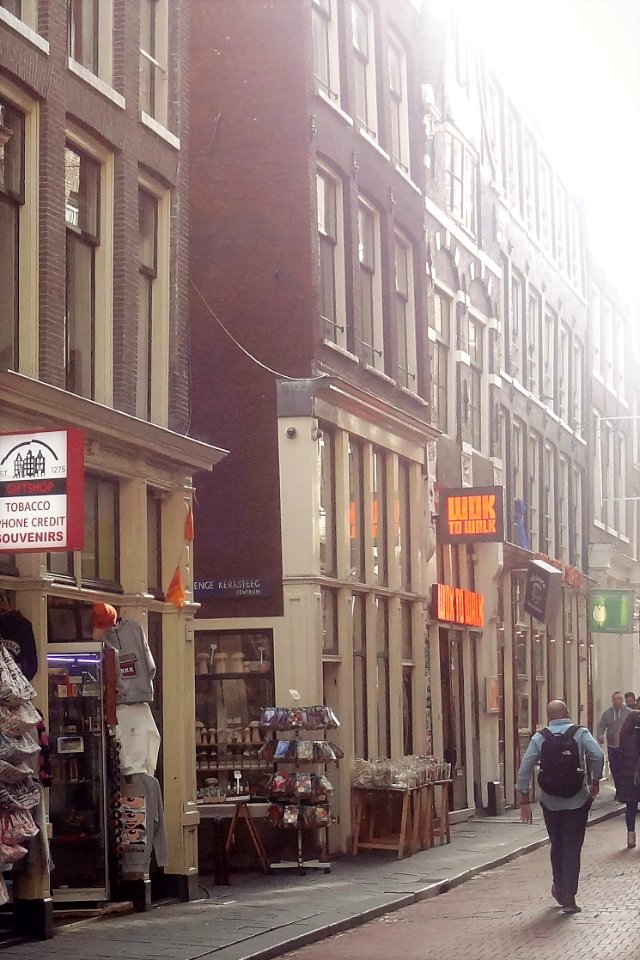 Hoekhuis, voorgevel waarvan de pui