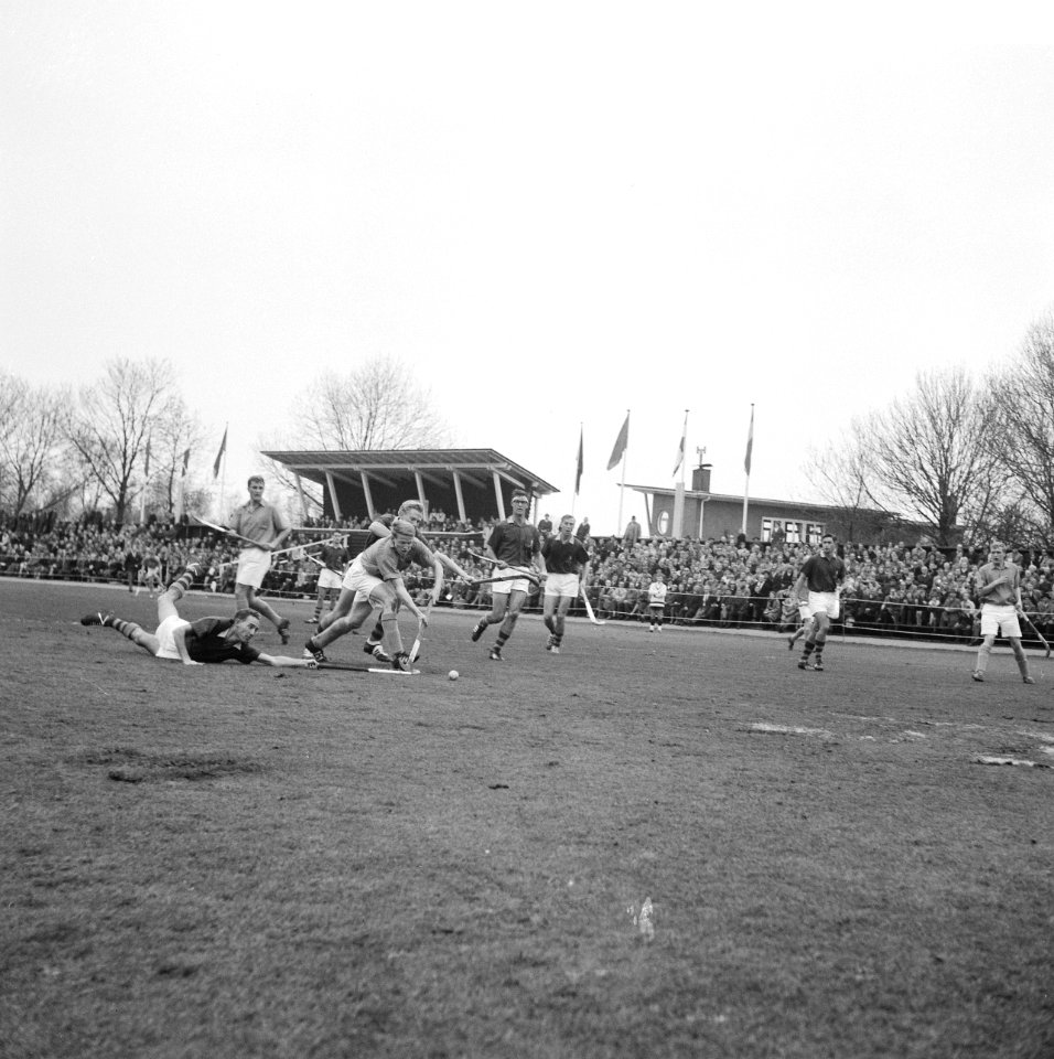 Hockey Nederland tegen Zuid Afrika 4-1, links Van t Hooft en met stick aan bal Z, Bestanddeelnr 916-3500