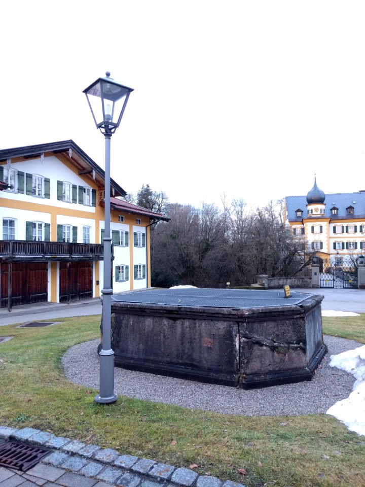 Hofbrunnen Schloss Wildenwart 02