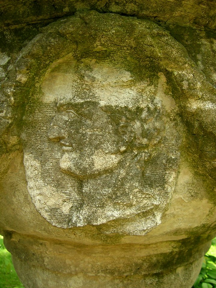 Hofgarten Eichstätt -Steinvase W Relief N 2