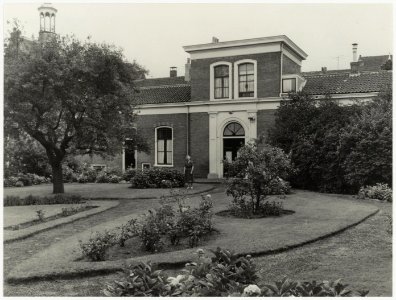 Hofje van Codde, ook wel 't Spoorwaterhofje, binnenplaats. NL-HlmNHA 54012081