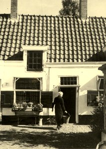 Hofje van Loo of Gasthuishofje. Aangekocht in 1976 van fotograaf C. de Boer. Identificatienummer 54-011249, NL-HlmNHA 54011249