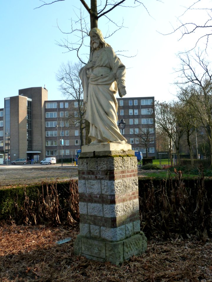 Hoensbroek-Heilig Hartbeeld naast Sint-Janskerk (2)