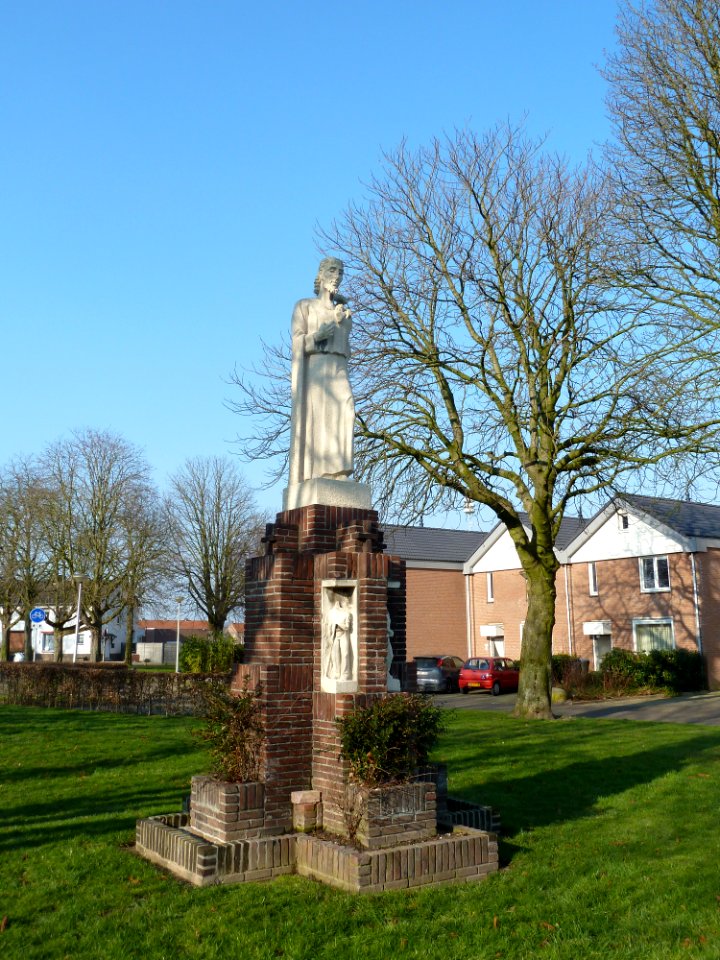 Hoensbroek-Heilig Hartbeeld op Kerkplein (6)