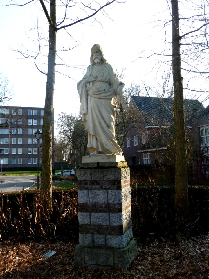 Hoensbroek-Heilig Hartbeeld naast Sint-Janskerk (3)