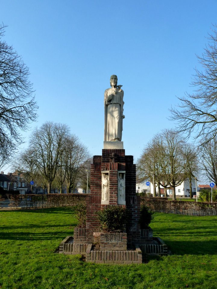 Hoensbroek-Heilig Hartbeeld op Kerkplein (5)