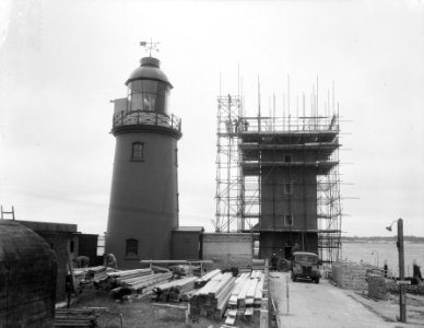 Hoek van Holland de uitkijktoren wordt zeven meter hoger links de vuurtoren, Bestanddeelnr 906-5929