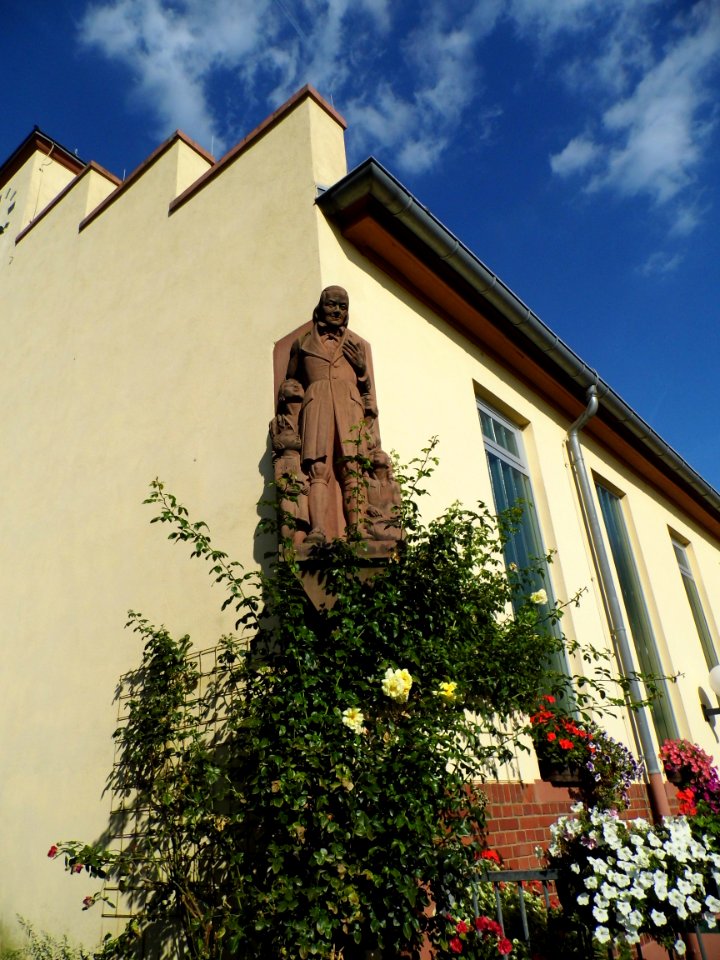 Hofheim, Pestalozzi-Schule, Eckskulptur