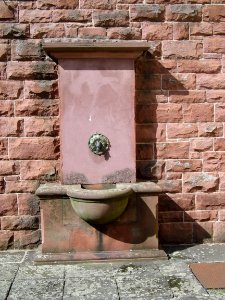 Hofheim, Brunnen vor der Kirche