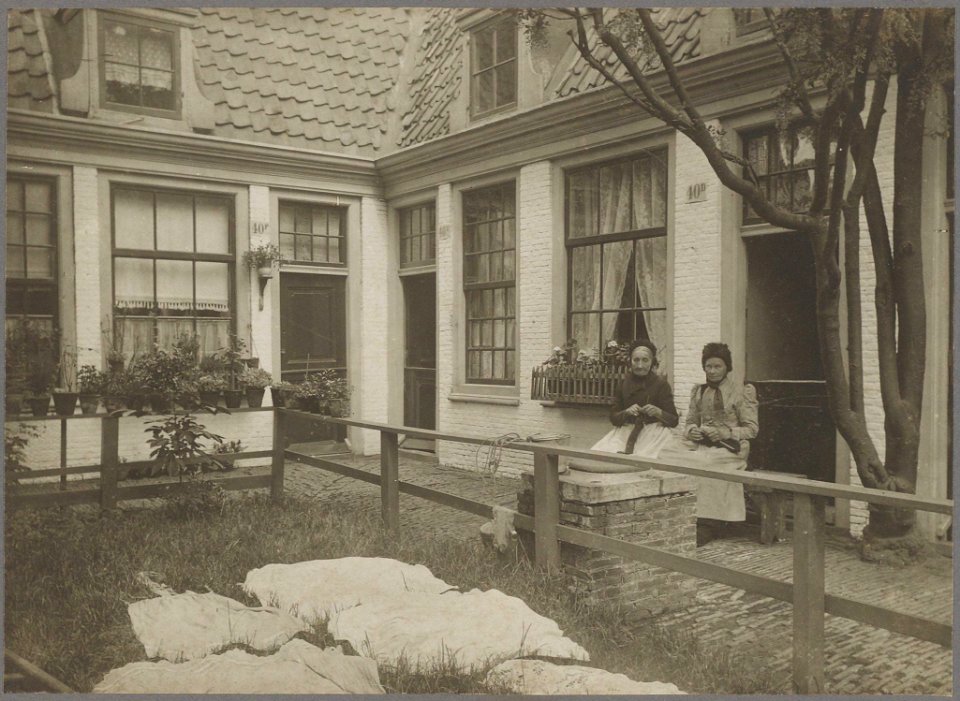 Hofje van Guurtje de Waal gesticht in 1616 in de noordwesthoek van de Lange Annastraat tussen de Doelstraat en de Breestraat, Inventarisnummer NL-HlmNHA 06475