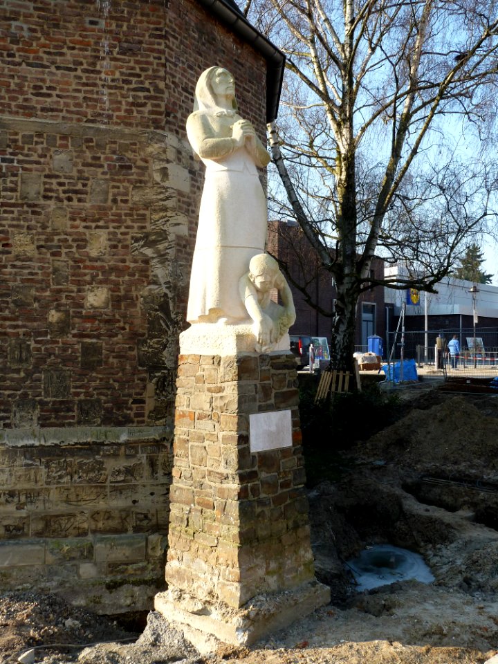 Hoensbroek-Beeld naast Sint-Janskerk (1)