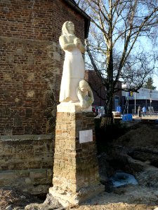 Hoensbroek-Beeld naast Sint-Janskerk (1)