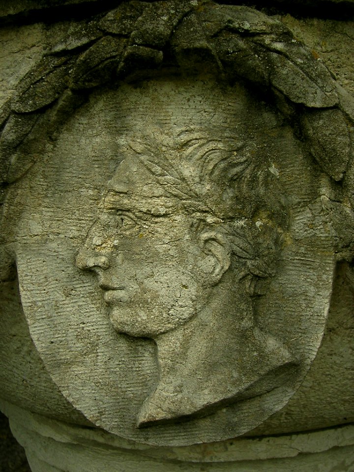 Hofgarten Eichstätt -Steinvase O Relief S 2
