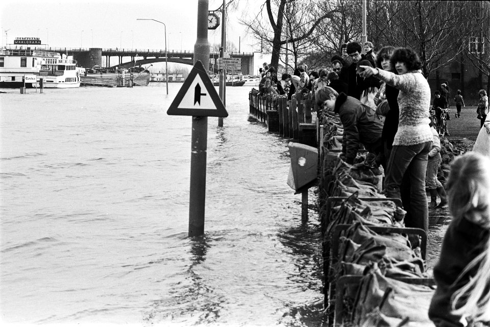 Hoge waterstand grote rivieren in Nijmegen werd de kade langs de Waal met zandz, Bestanddeelnr 930-6636