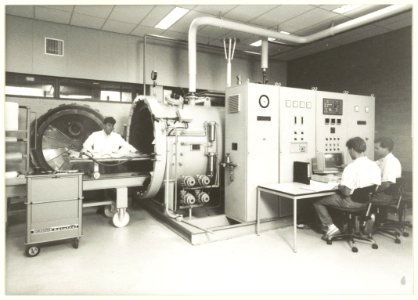 Hogere technische school aan de Veldzigtlaan. Studenten aan het werk met de autoclaaf waarin voorwerpen van composietmateriaal worden gemaakt. NL-HlmNHA 54031561