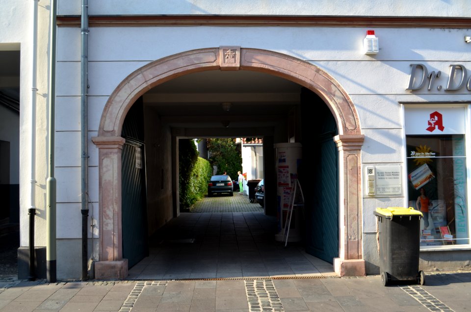 Hochheim, Frankfurter Straße 8, Tor