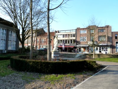 Hoensbroek-Heilig Hartbeeld naast Sint-Janskerk (4)