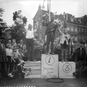 Hoepelwedstrijden in kader van het Jordaanjeugdfestival. Het ereschavot, v.l.n.r, Bestanddeelnr 909-7153