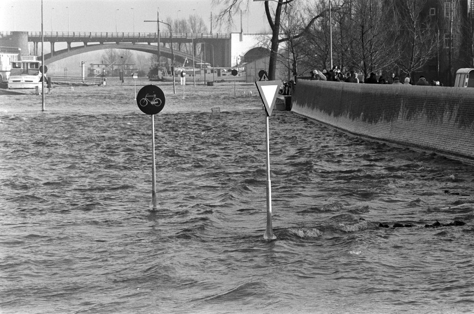 Hoge waterstand heeft enkele kades blank gezet. Hoog water bij Nijmegen, Bestanddeelnr 931-9022