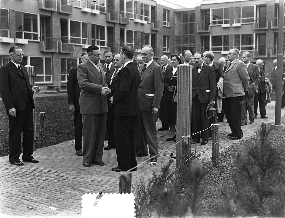 Hofje Gerrit de Koker opnieuw in gebruik genomen Minister HBJ Witte neemt , Bestanddeelnr 905-7331