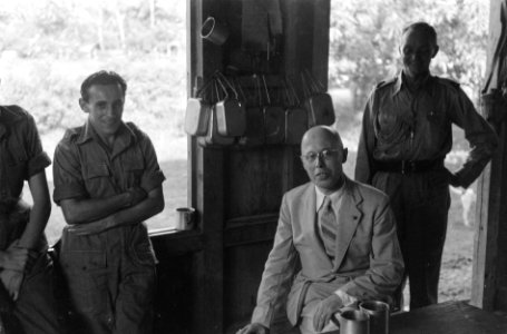 Hoge Vertegenwoordiger van de Kroon dr. Beel poseert in een mess of kantine (ach, Bestanddeelnr 5548