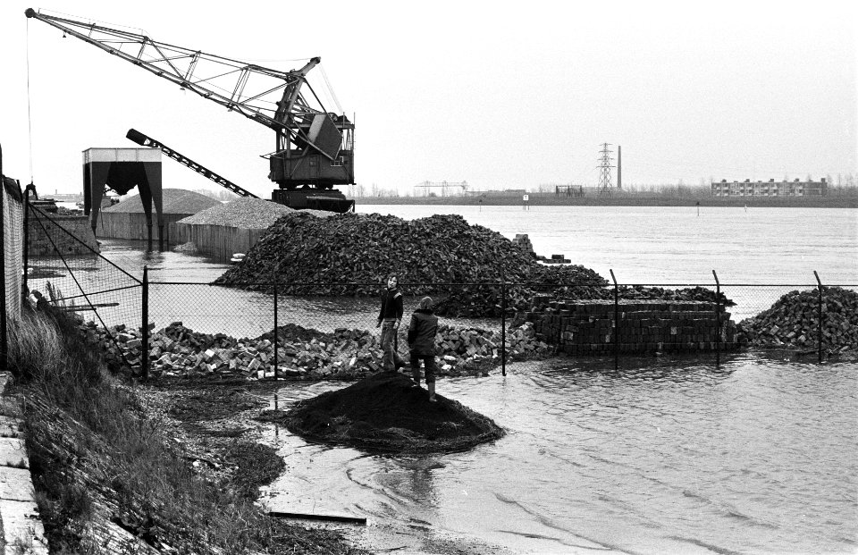 Hoge waterstand in Rijn bij Arnhem Nieuwe Kade in het water, Bestanddeelnr 927-6583