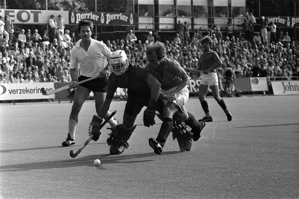 Hockey, Nederland tegen West-Duitsland Diepeveen (Ned.) in duel met doelman Fra, Bestanddeelnr 932-2046