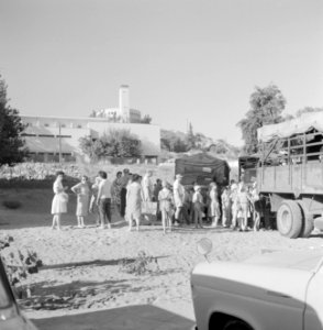 Hofesh padvinders begeleid door ouders bij een vrachtwagen, gereed om te worde, Bestanddeelnr 255-4499