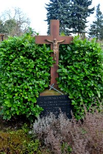 Hochheim am Main, Alter Friedhof, Gedenktafel auf Nachbargrundstück zum Friedhof